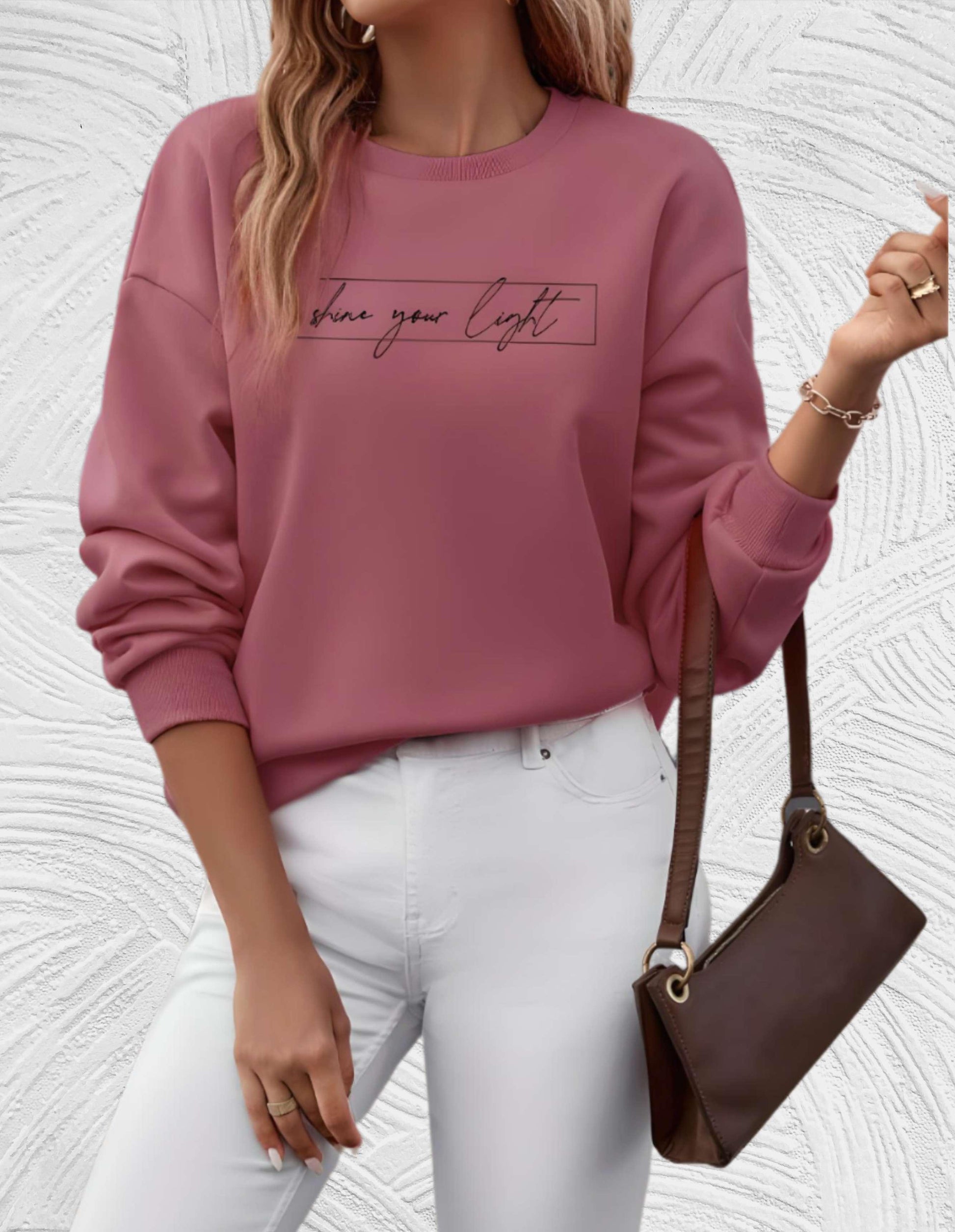 Stylischer Look mit Sweatshirt, Jeans und Accessoires.