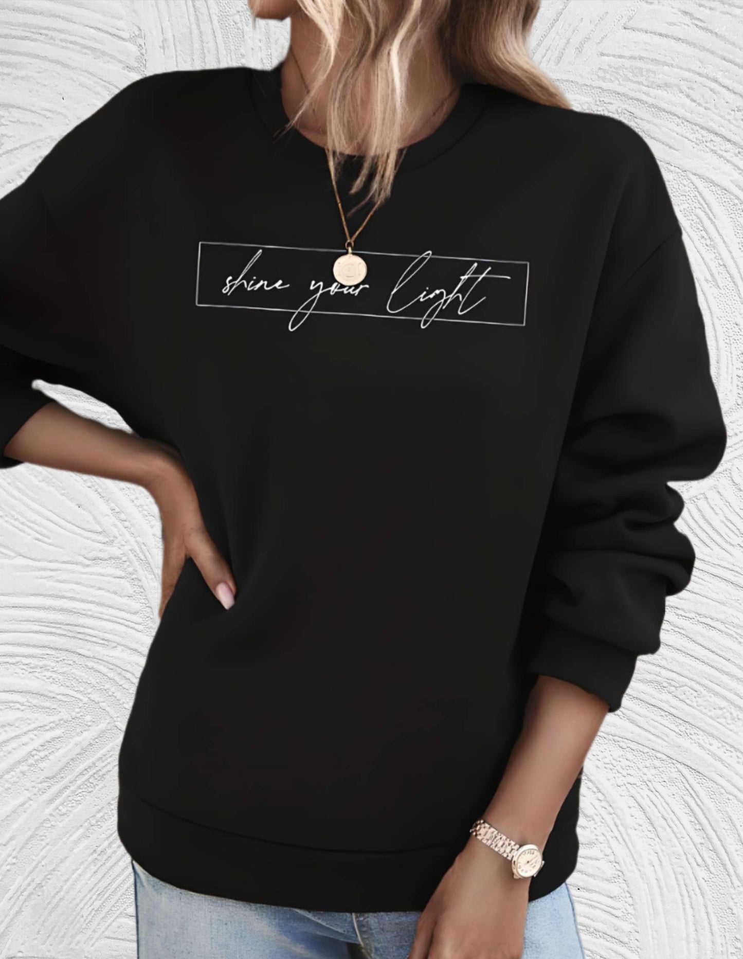 Modisches Oversize-Sweatshirt mit elegantem Statement-Druck.