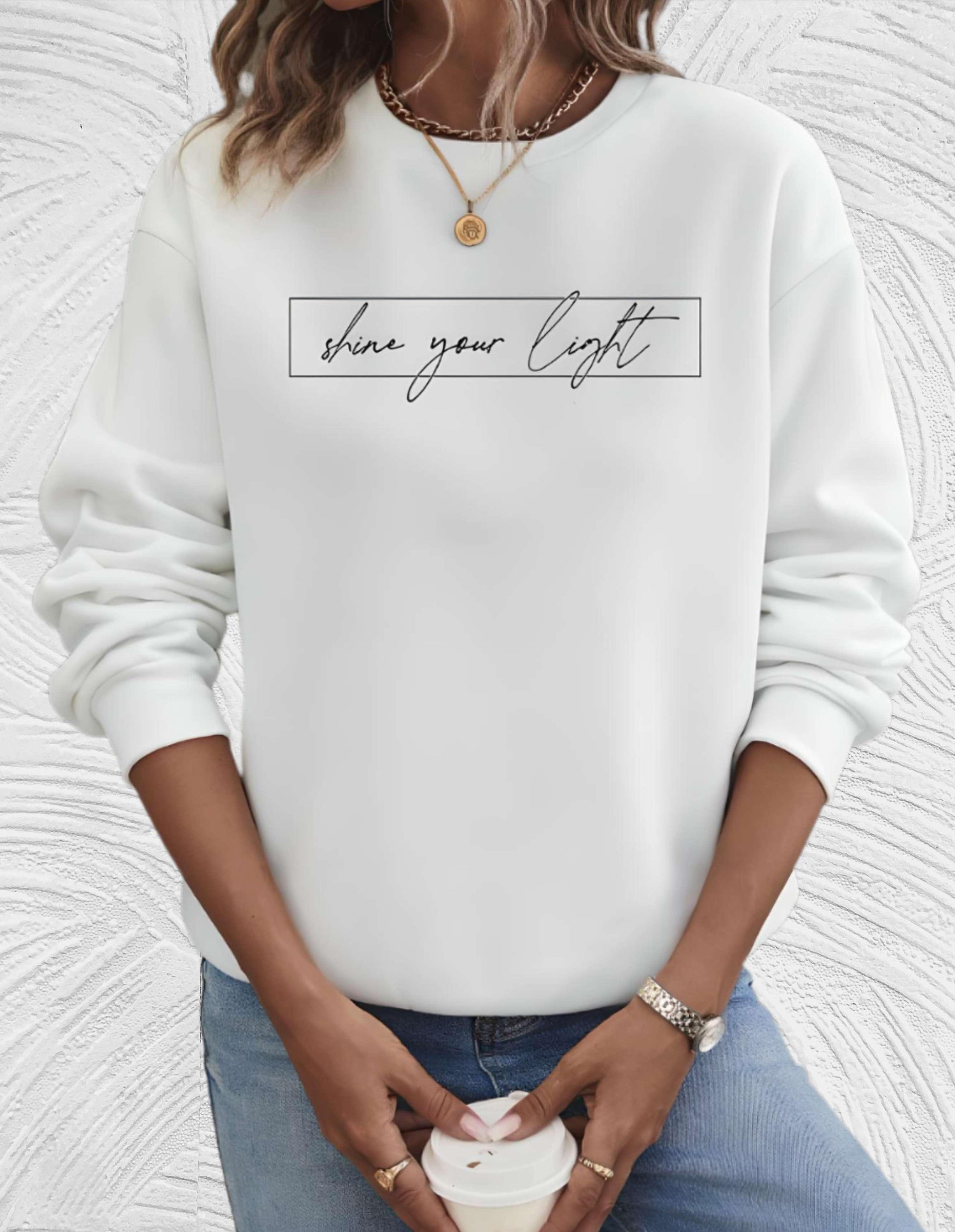 Frau trägt ein bequemes Sweatshirt mit motivierendem Statement.