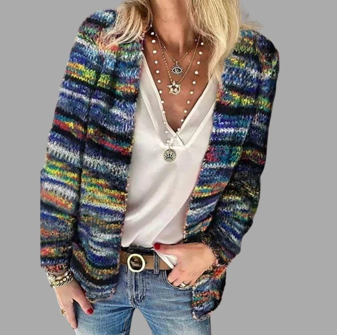 Kuschelige Strickjacke kombiniert mit Jeans für einen lässigen Look.