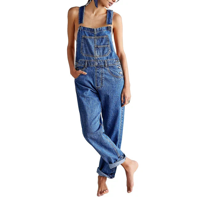 Denim-Overall mit hochgekrempelten Hosenbeinen für einen lässigen Touch.