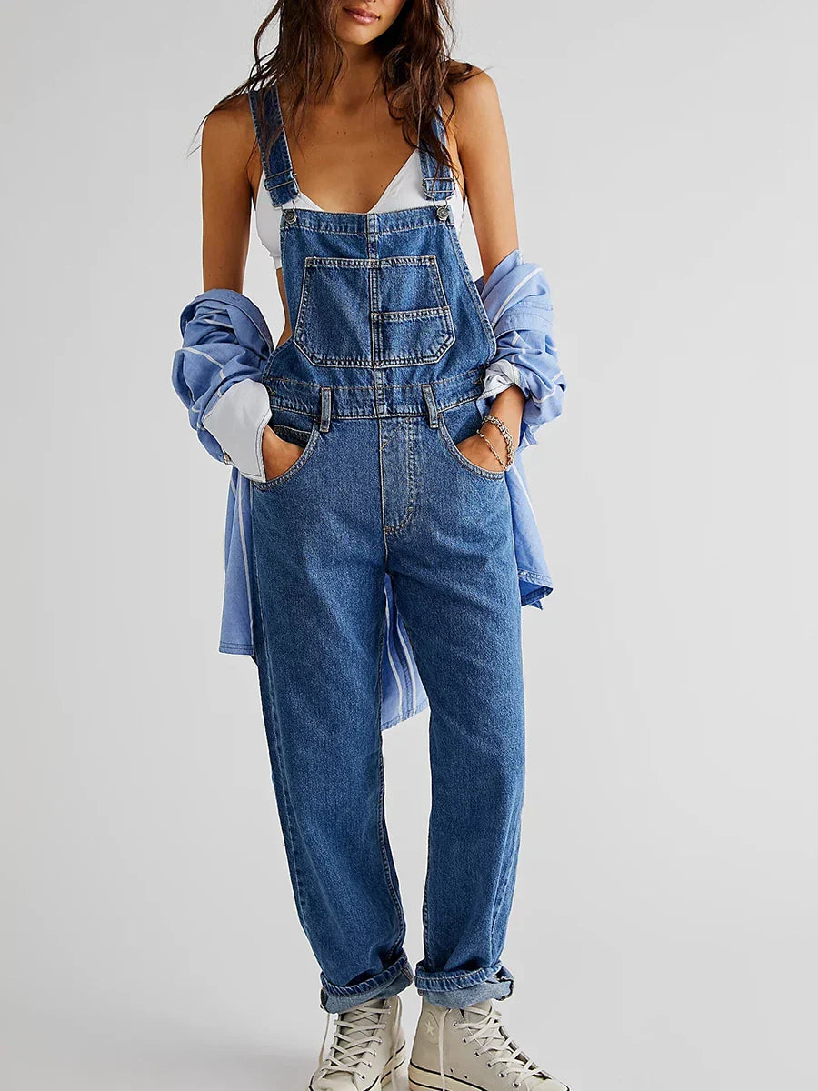 Frau trägt einen bequemen Jeans-Jumpsuit für einen entspannten Look.