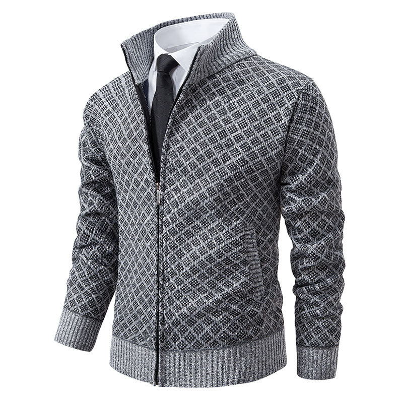 Klassischer Cardigan mit hohem Kragen für zusätzlichen Komfort.