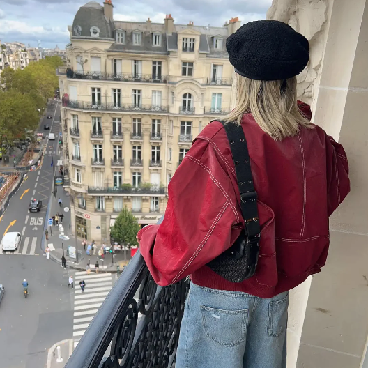 Frau trägt eine oversized vegane Lederjacke im Streetstyle.