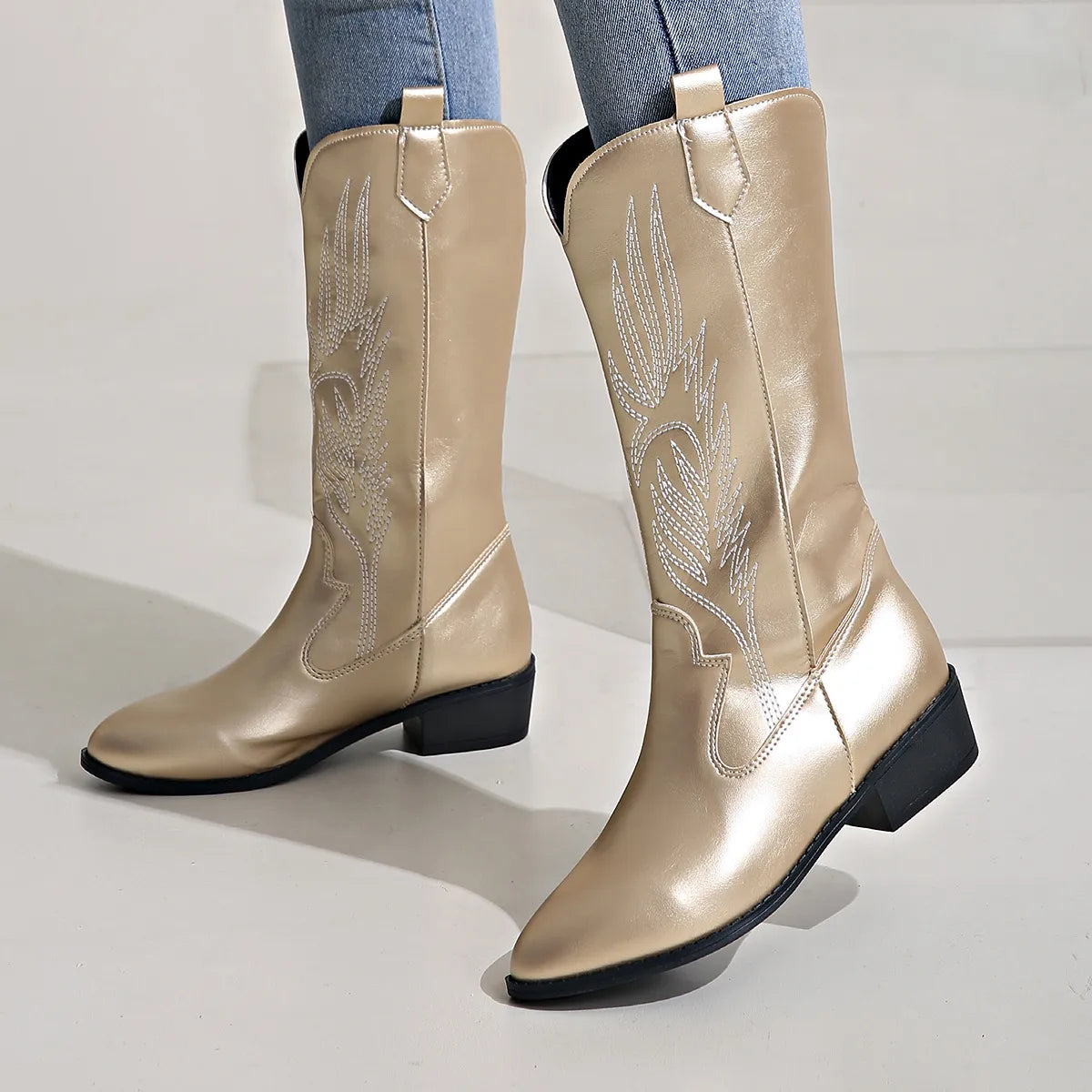 Western-inspirierte Stiefel mit aufwendigem Design.